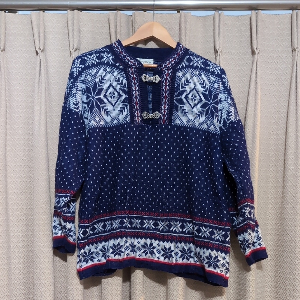 Women's Size Medium Spunky Nordic Ski Sweater With Snowflake Collar Clasps